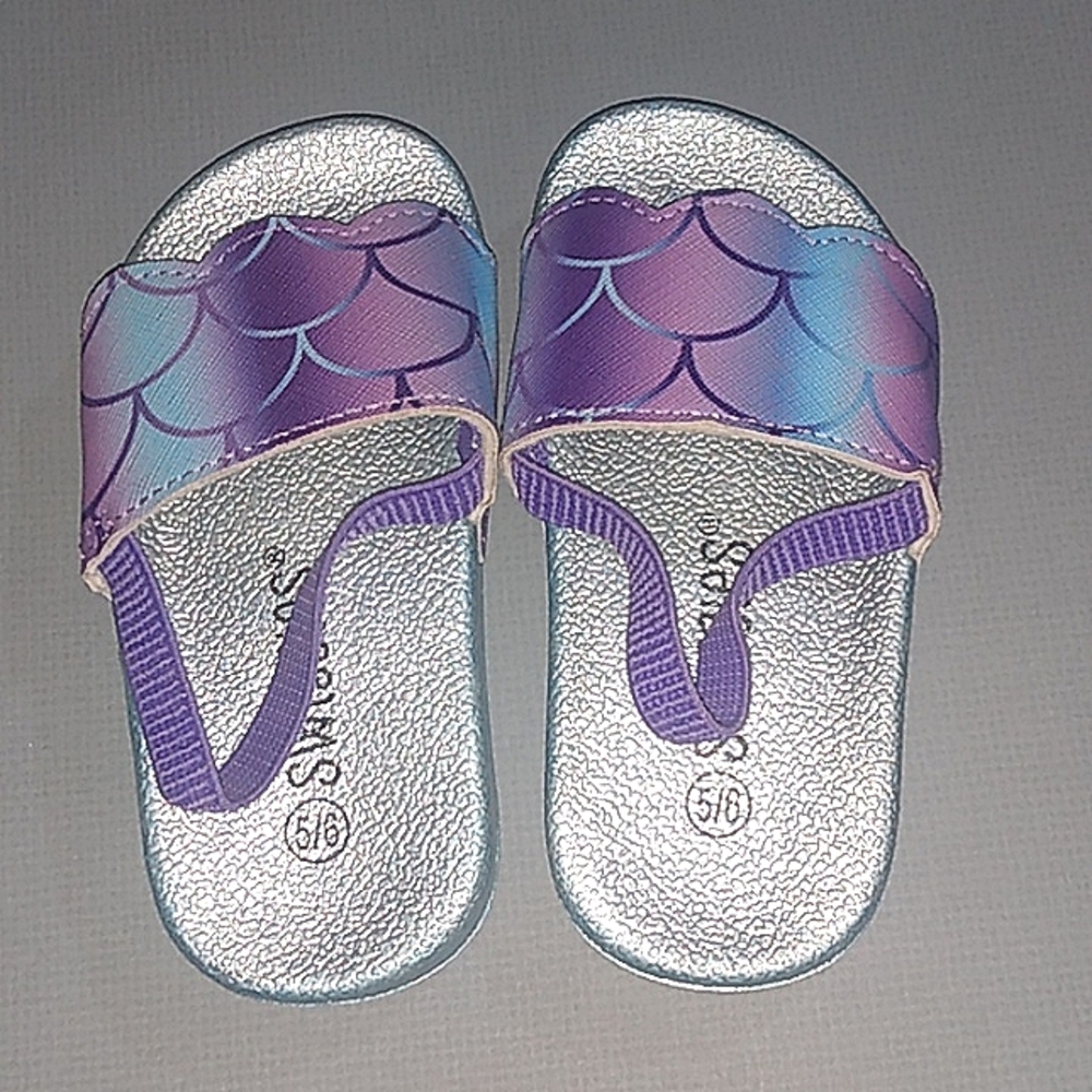 Brand new girl sandles size 5/6 toddlers